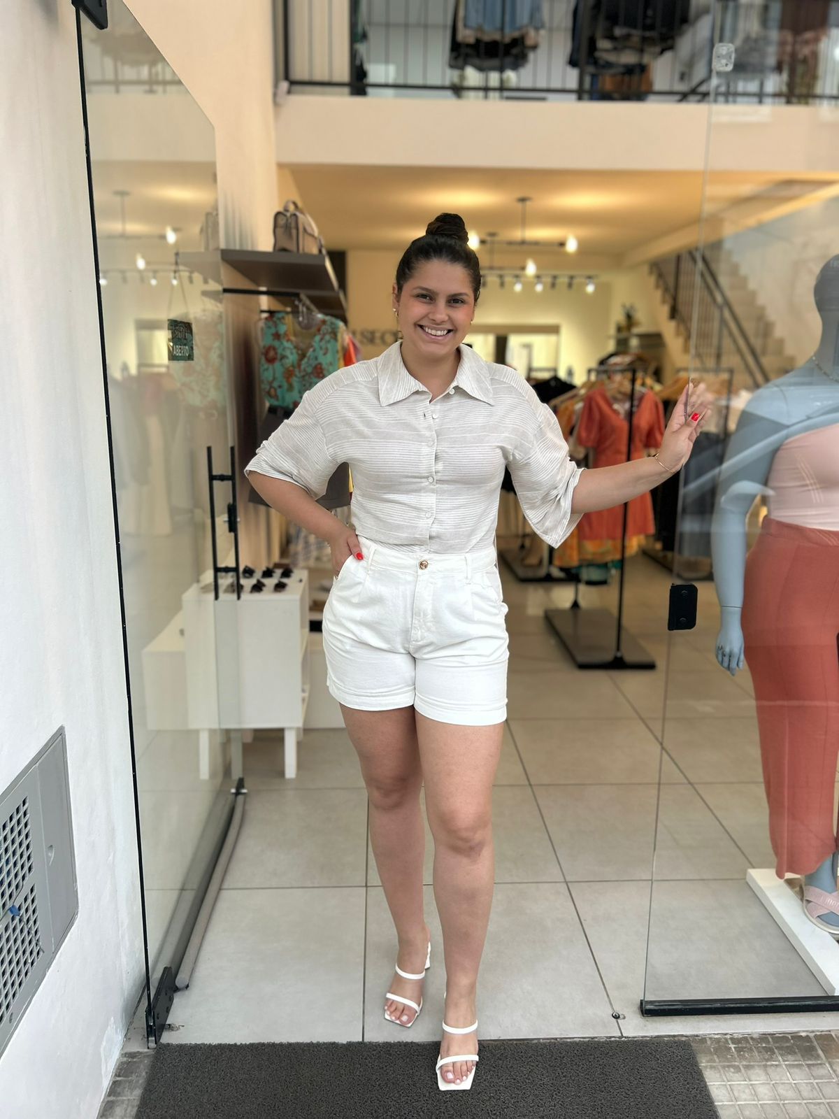 CAMISA LISTRAS AMORA CAFÉ BEGE