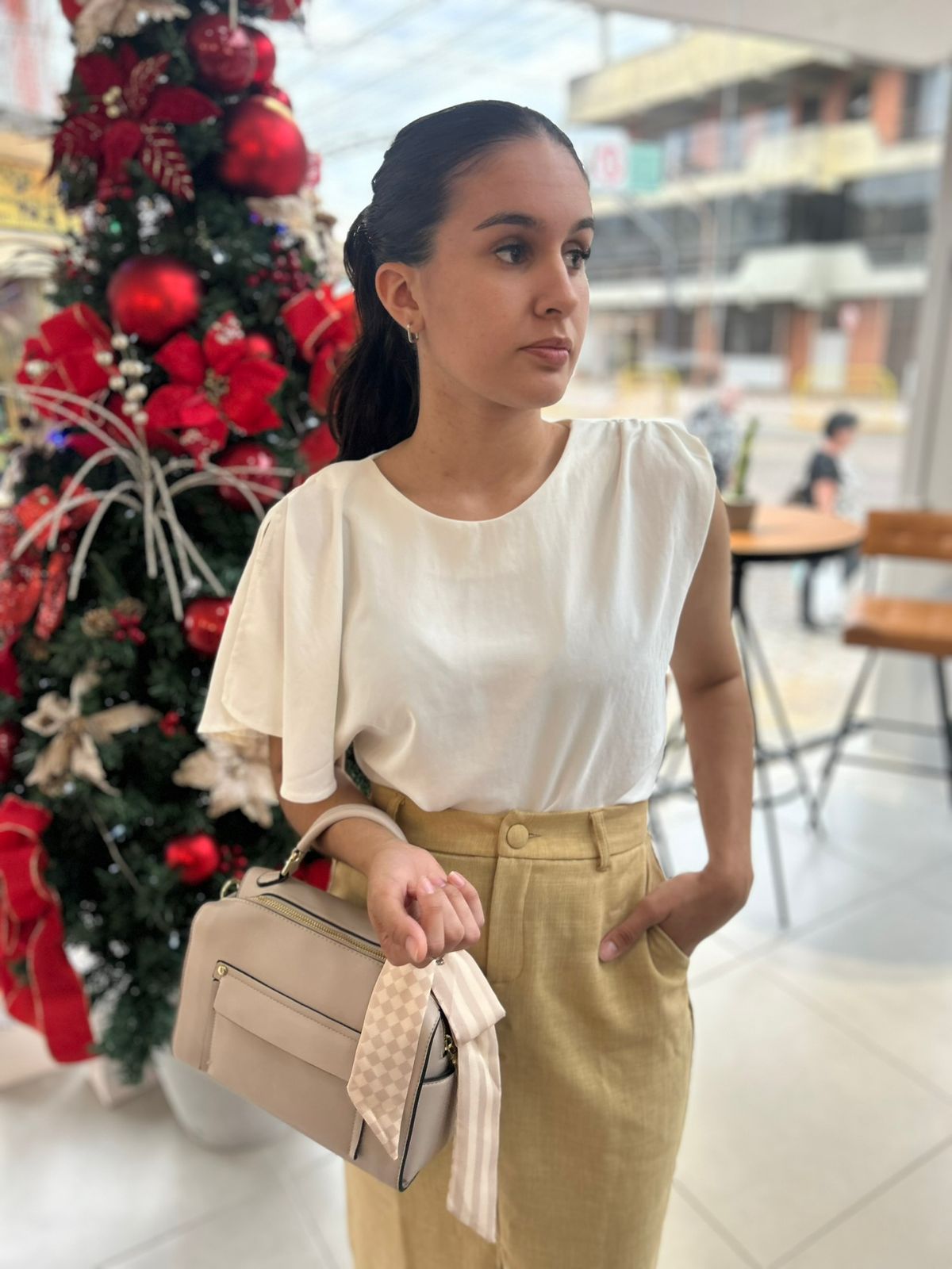 BLUSA MANGA ÚNICA AMORA CAFÉ BRANCA